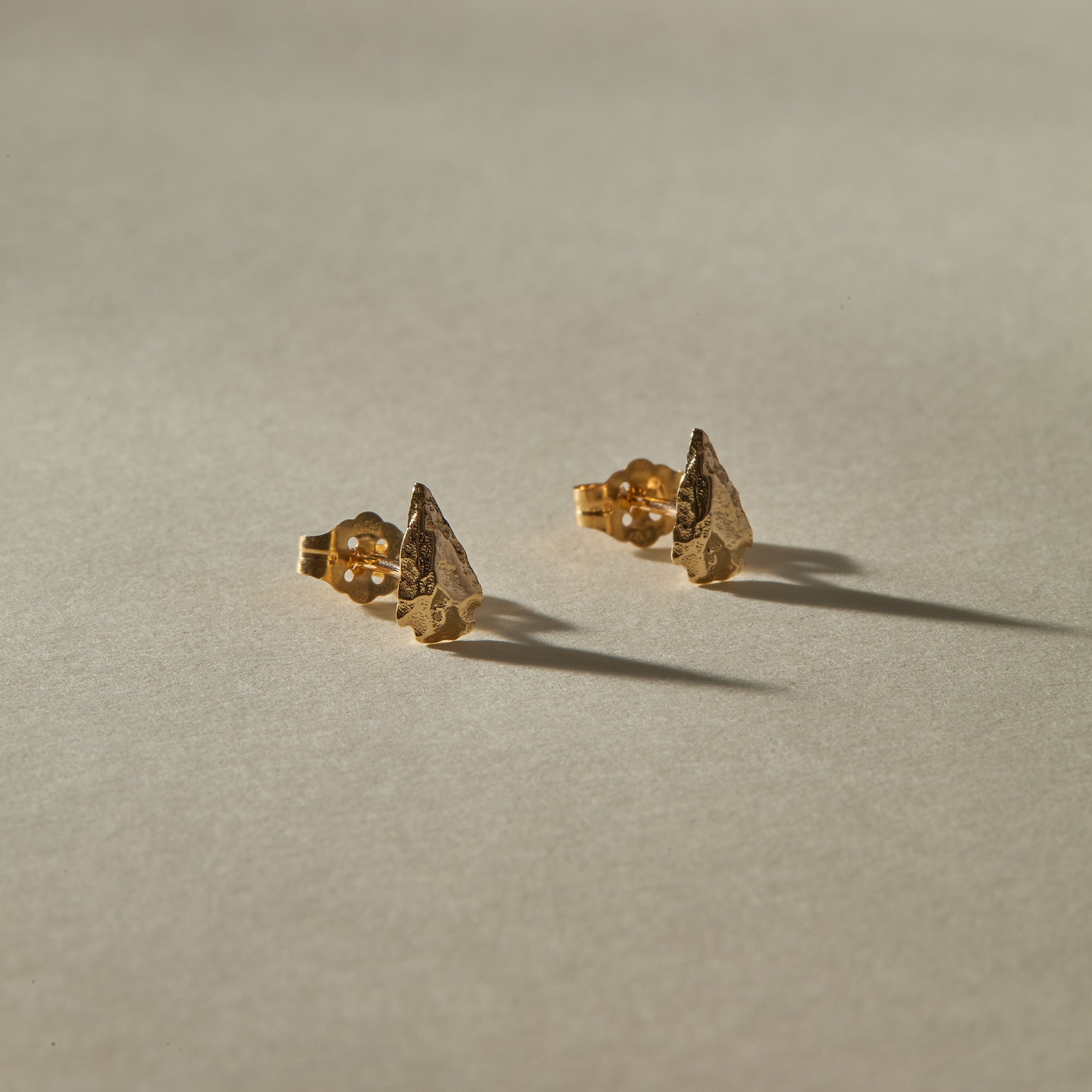 Arrowhead Studs | Gold