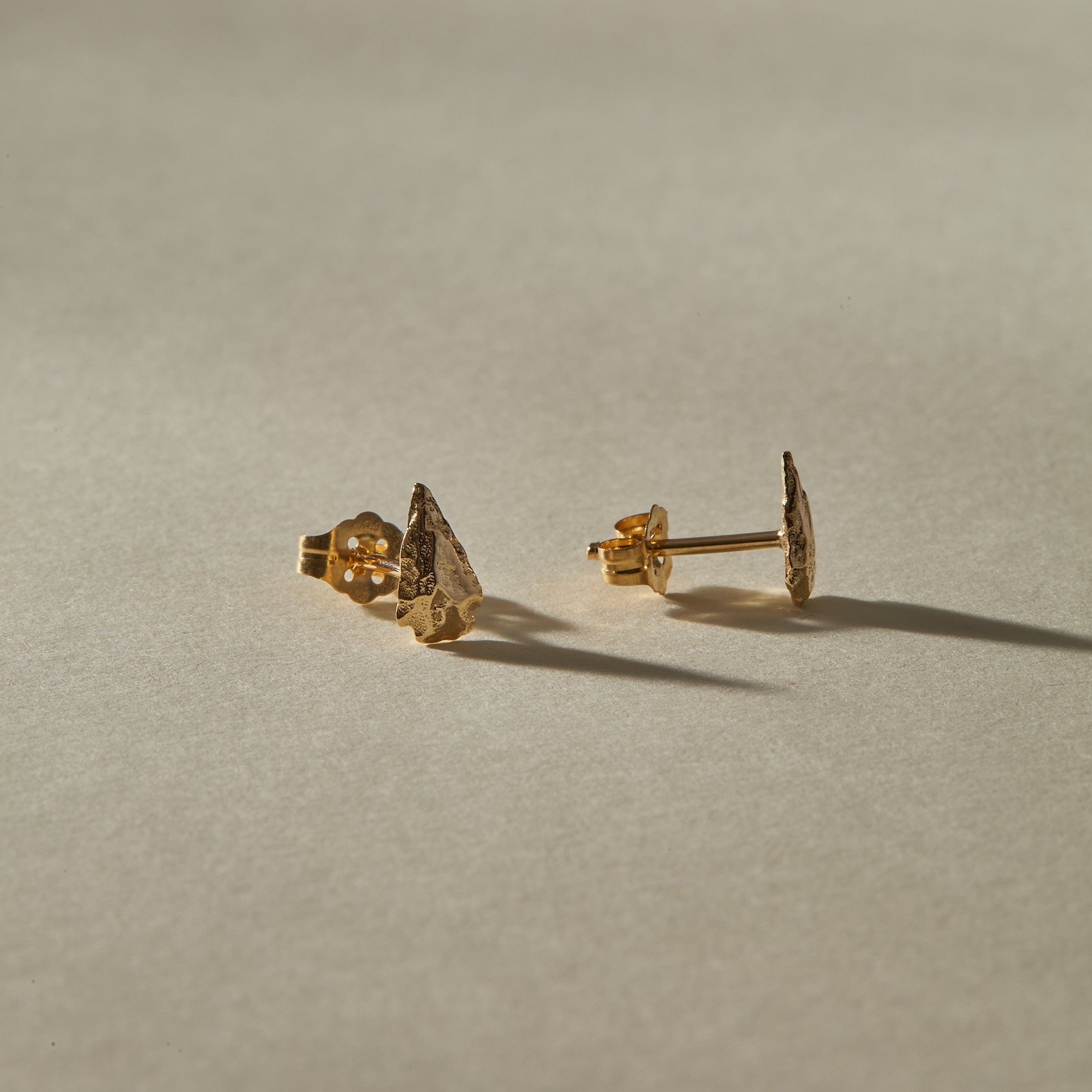 Arrowhead Studs | Gold